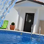 Apartments Villa Holiday 풀라